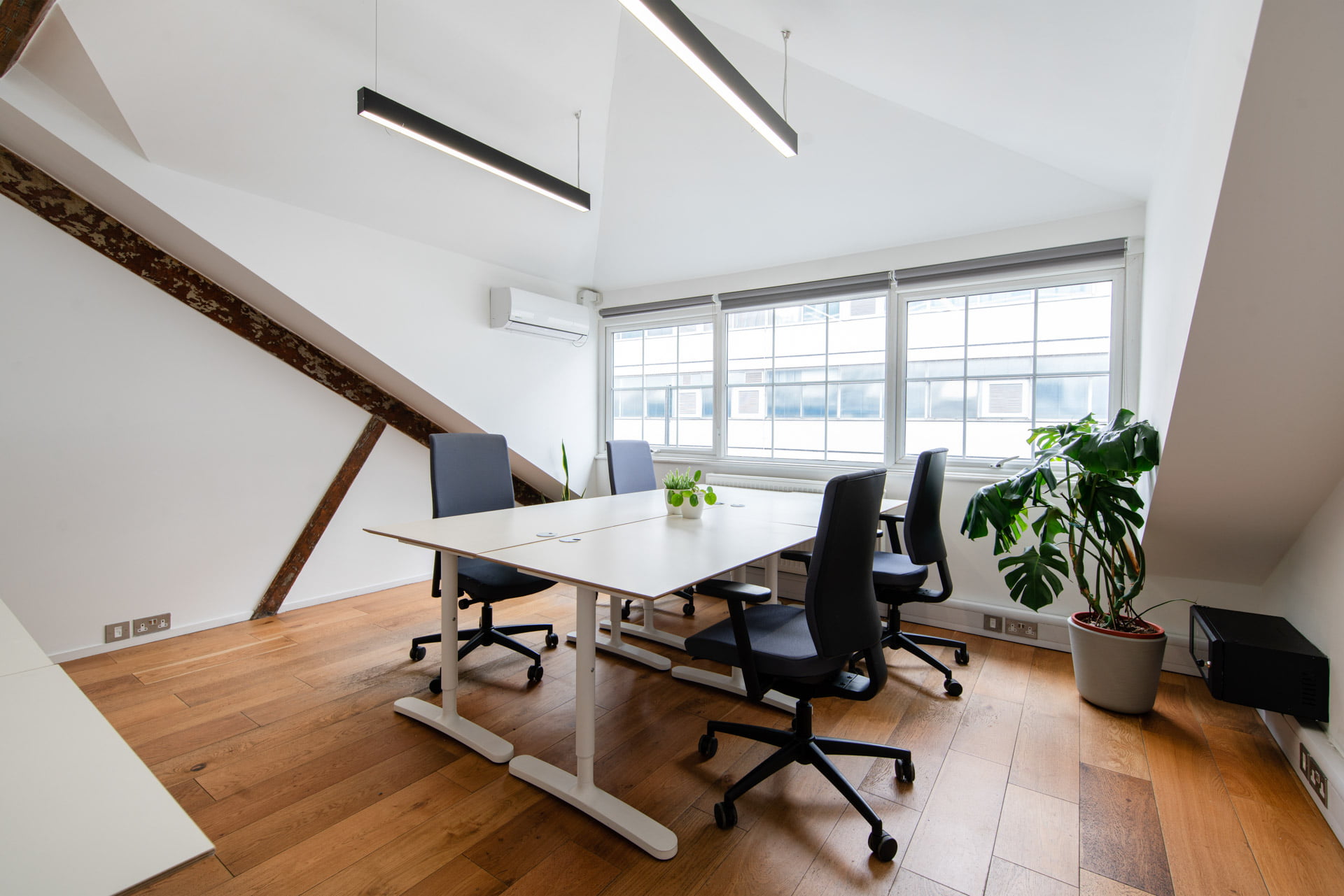 London office space with meeting room